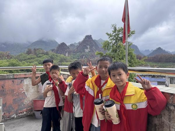 任 古茗为广西两校捐赠教学物资AG真人游戏平台积极履行社会责(图3)